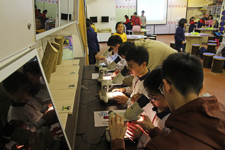 參賽同學在導師及長春社義工的協助下試用顯微鏡。([460]IMG_9588.jpg)